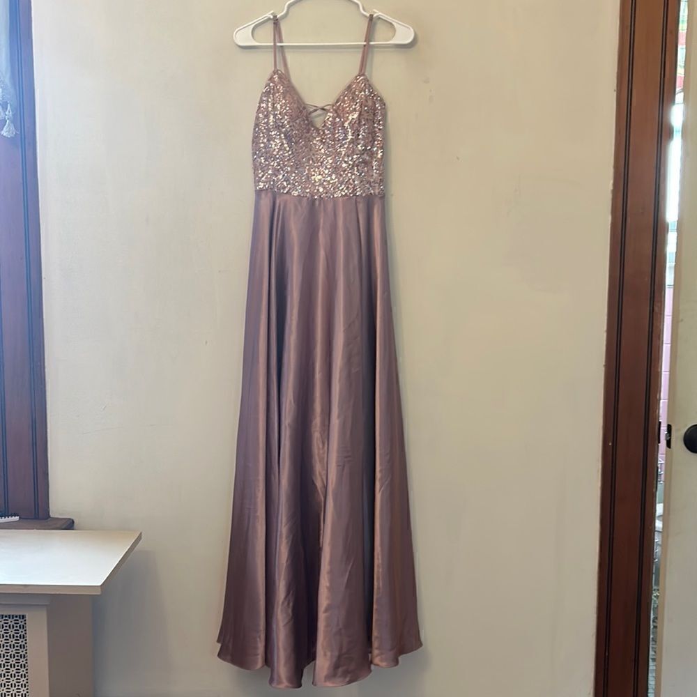 David’s Bridal beautiful long mauve gown with sequined top Size 14 New